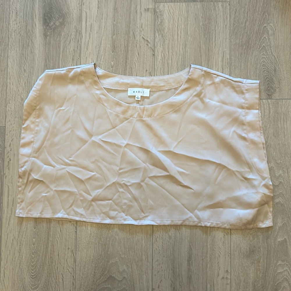 Crop top scoop neck. Size large. Slits on sides